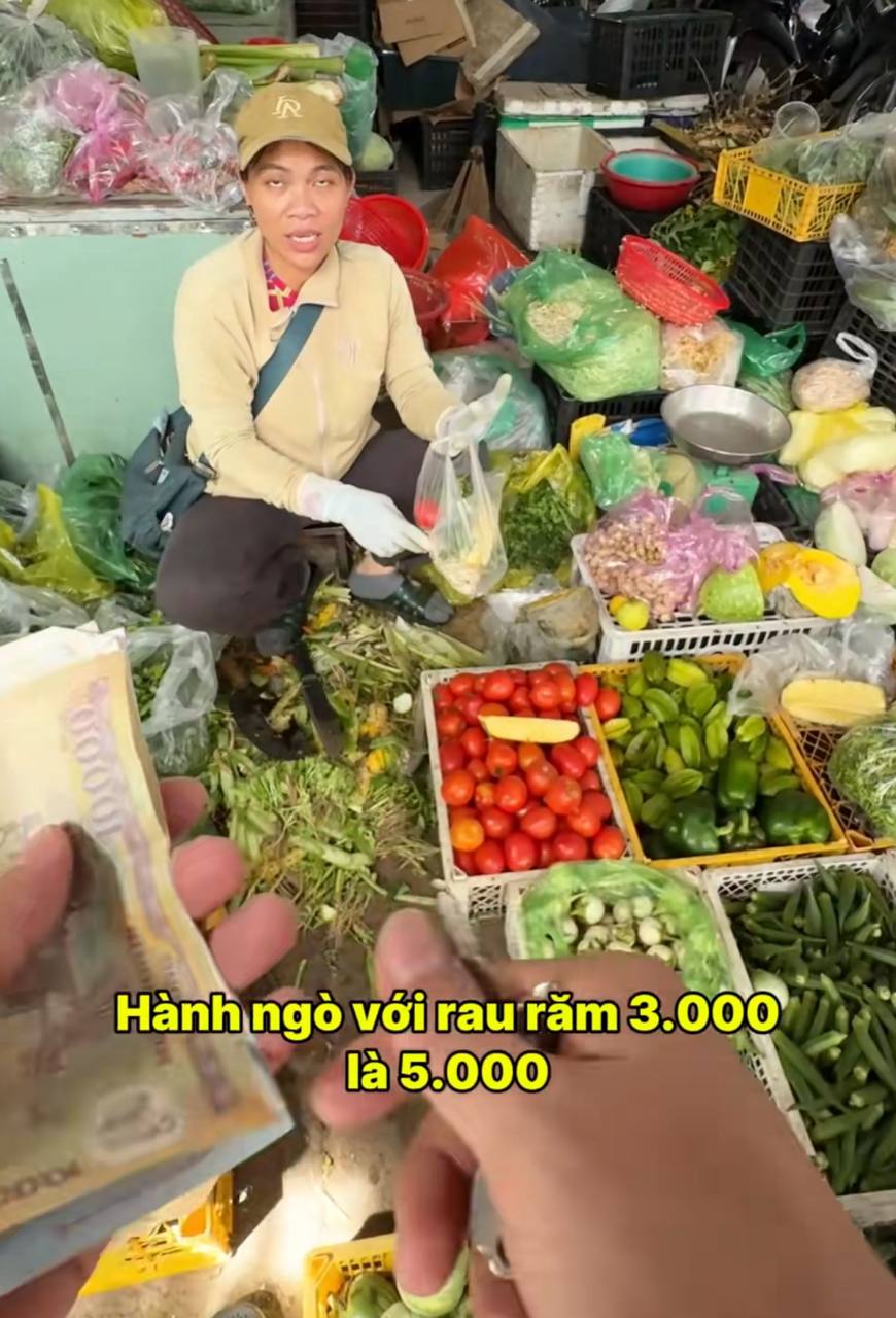 Vợ đưa 100.000 đồng đi chợ, chồng nấu được 3 tô bánh canh đầy ắp tôm và chả cá, còn dư tận 21.000 đồng