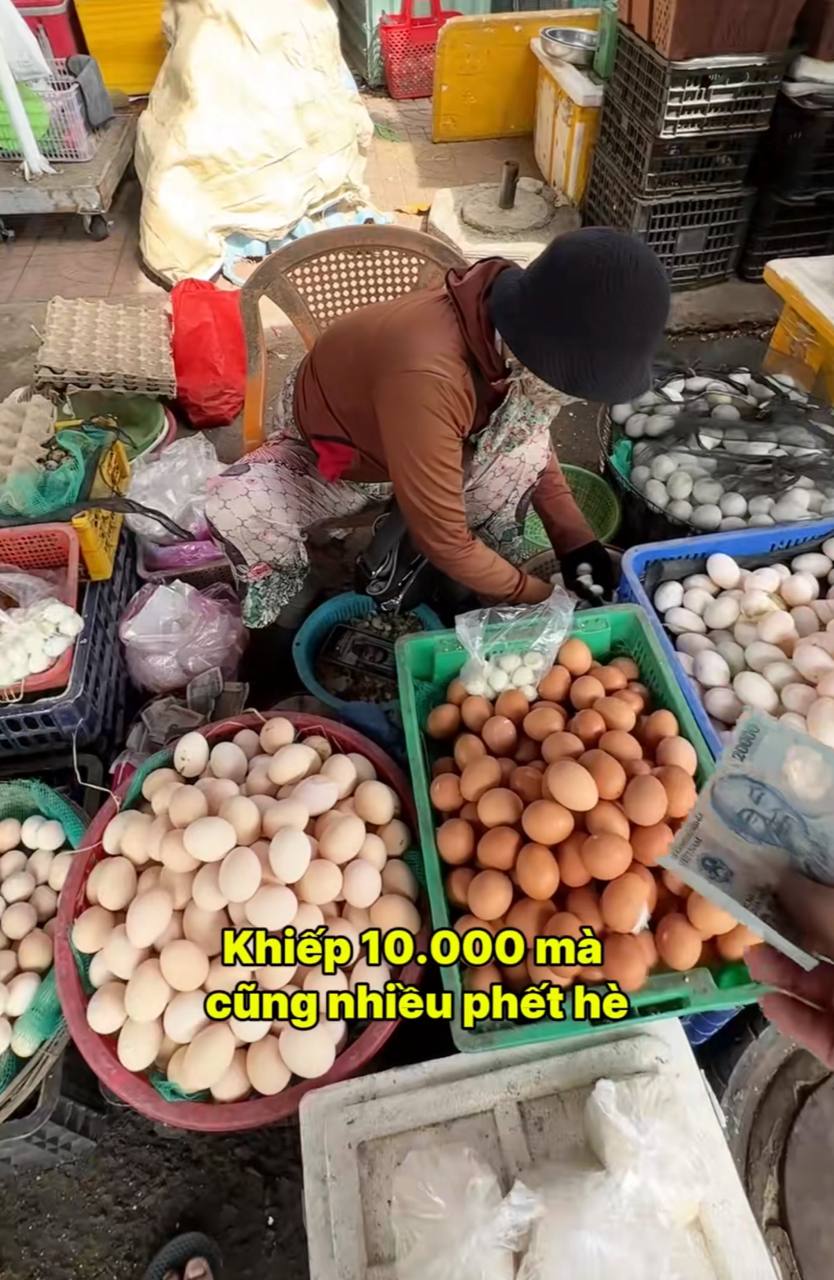 Vợ đưa 100.000 đồng đi chợ, chồng nấu được 3 tô bánh canh đầy ắp tôm và chả cá, còn dư tận 21.000 đồng