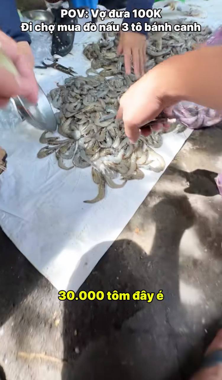 Vợ đưa 100.000 đồng đi chợ, chồng nấu được 3 tô bánh canh đầy ắp tôm và chả cá, còn dư tận 21.000 đồng