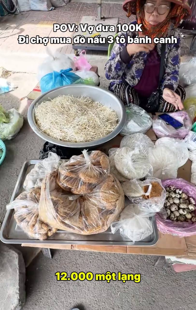 Vợ đưa 100.000 đồng đi chợ, chồng nấu được 3 tô bánh canh đầy ắp tôm và chả cá, còn dư tận 21.000 đồng