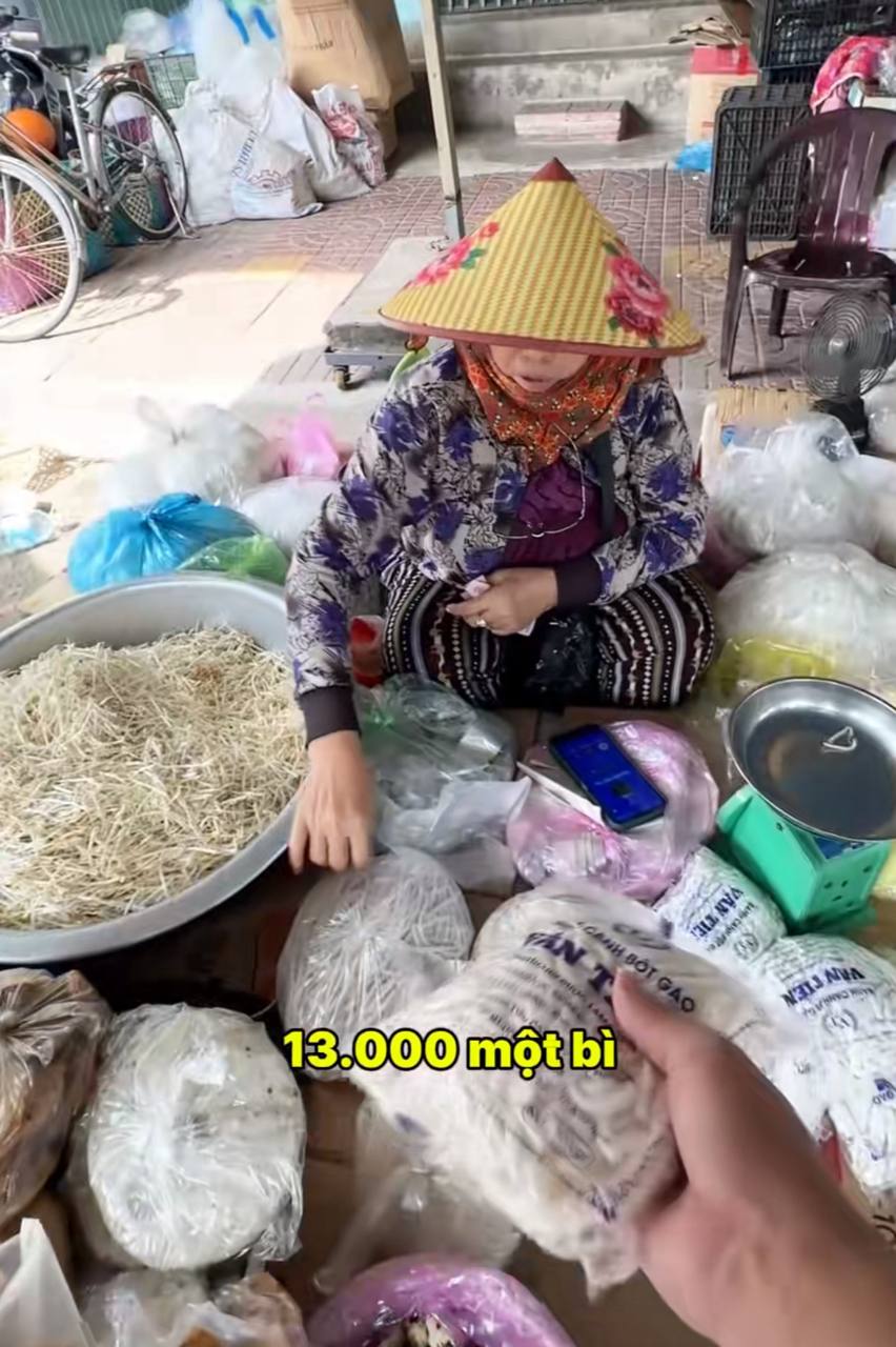 Vợ đưa 100.000 đồng đi chợ, chồng nấu được 3 tô bánh canh đầy ắp tôm và chả cá, còn dư tận 21.000 đồng