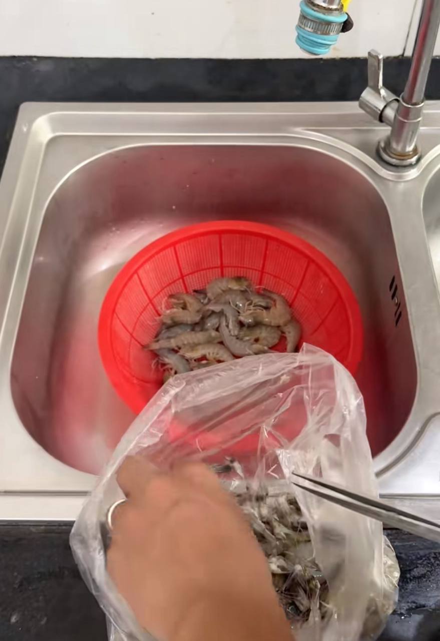 Vợ đưa 100.000 đồng đi chợ, chồng nấu được 3 tô bánh canh đầy ắp tôm và chả cá, còn dư tận 21.000 đồng