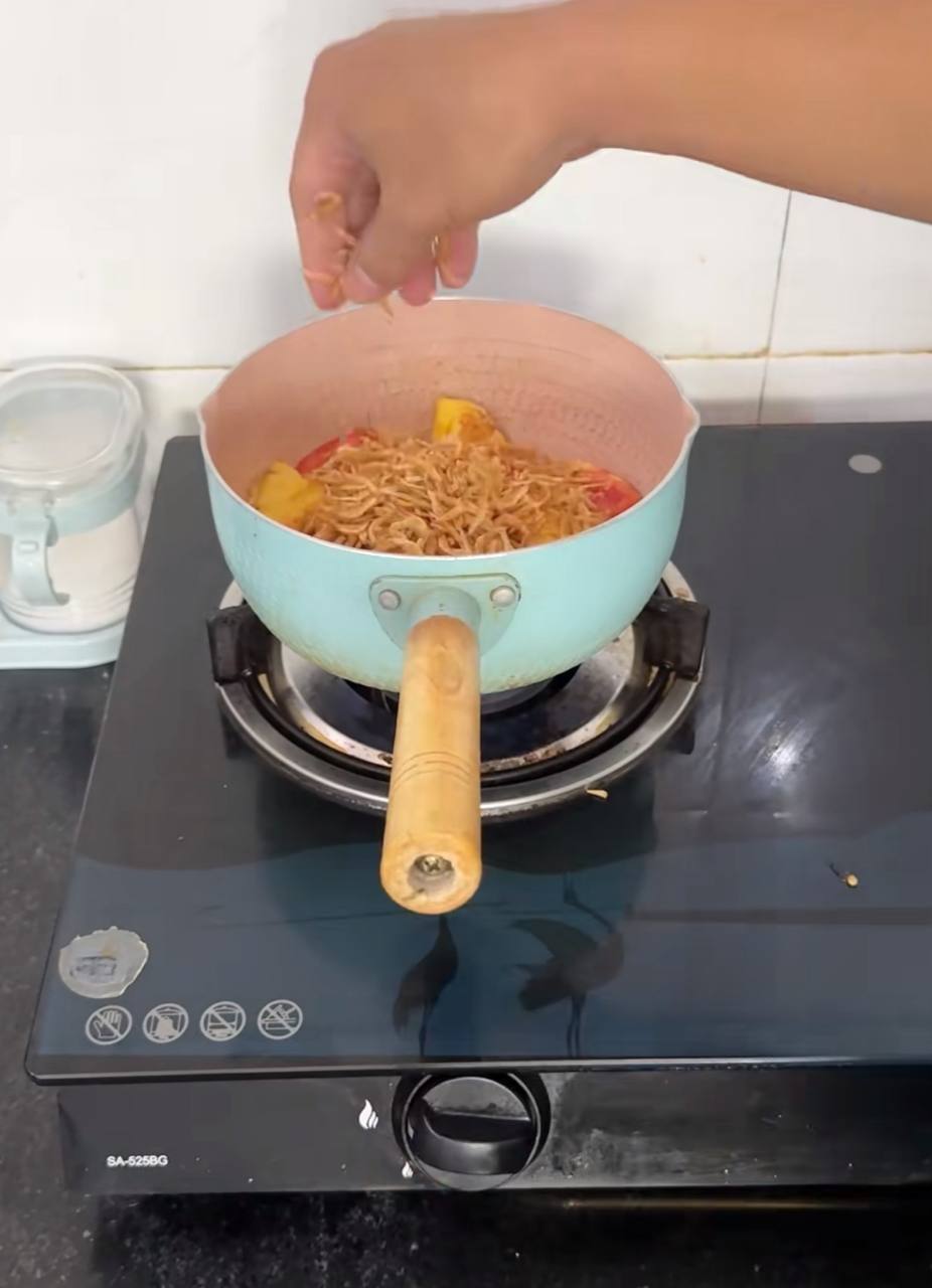Các nguyên liệu được rửa sạch và sơ chế kĩ trước khi nấu