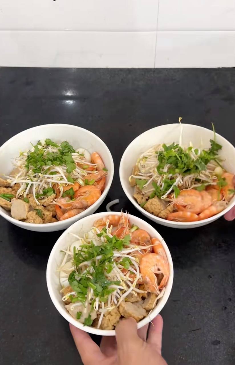 Vợ đưa 100.000 đồng đi chợ, chồng nấu được 3 tô bánh canh đầy ắp tôm và chả cá, còn dư tận 21.000 đồng