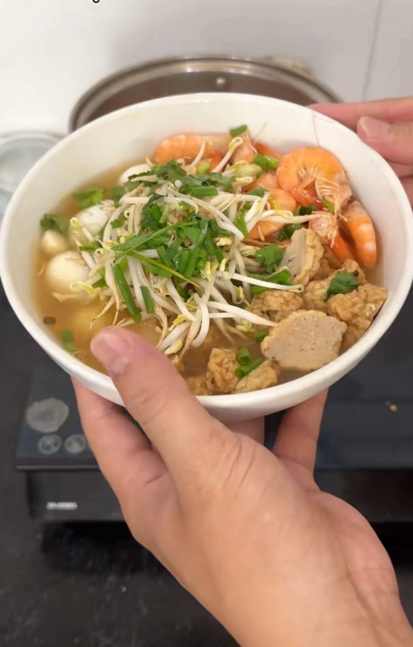 Thành phẩm khiến nhiều người bất ngờ: ba tô bánh canh đầy đủ topping như trứng cút, tôm, giá và những miếng chả cá đầy đặn.