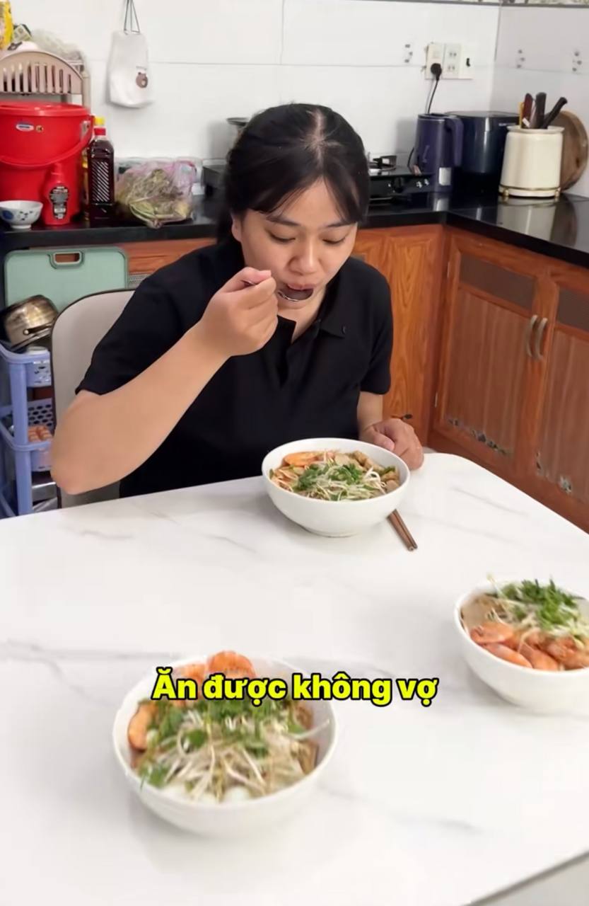 Vợ đưa 100.000 đồng đi chợ, chồng nấu được 3 tô bánh canh đầy ắp tôm và chả cá, còn dư tận 21.000 đồng