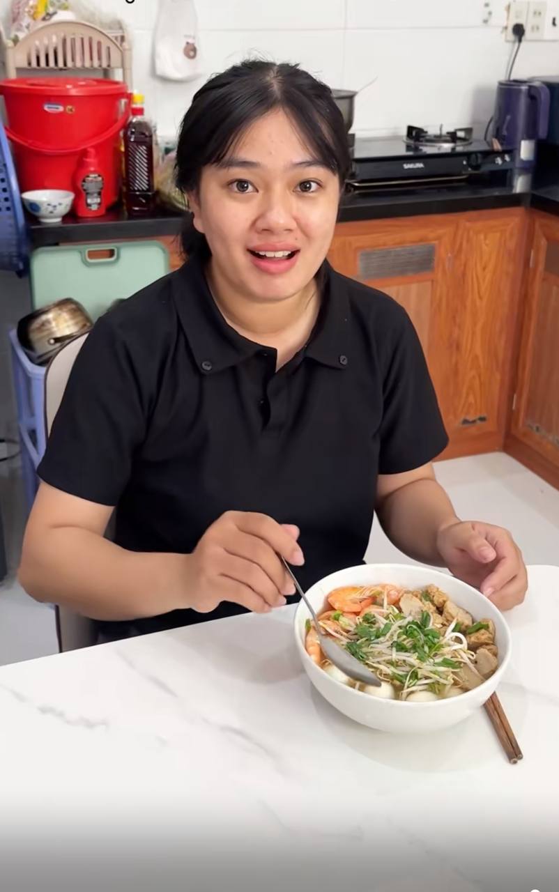 Vợ đưa 100.000 đồng đi chợ, chồng nấu được 3 tô bánh canh đầy ắp tôm và chả cá, còn dư tận 21.000 đồng