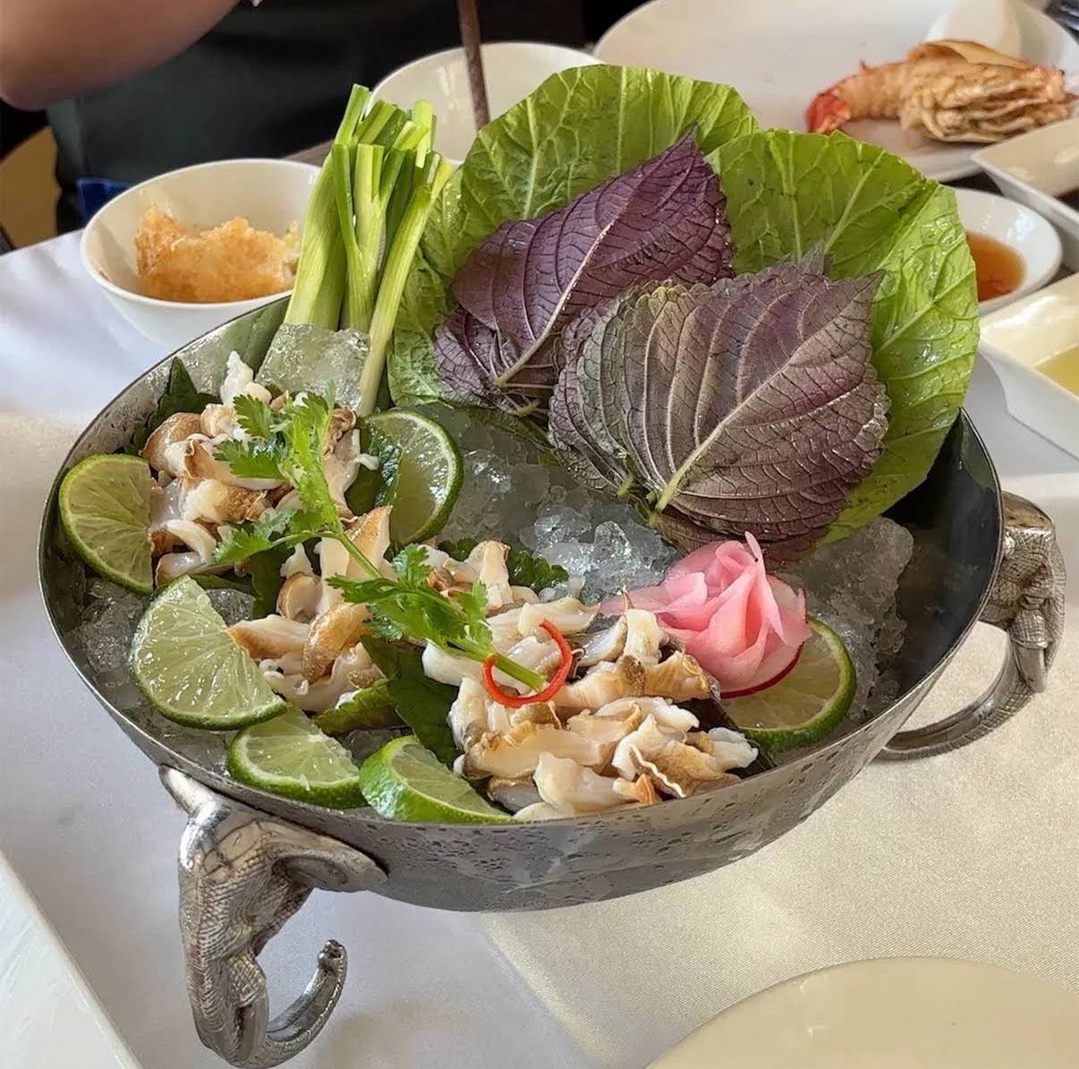 Kim Quán là nhà hàng chuyên hải sản tươi sống. Nam diễn viên dành nhiều lời khen cho cách chế biến, cho rằng 