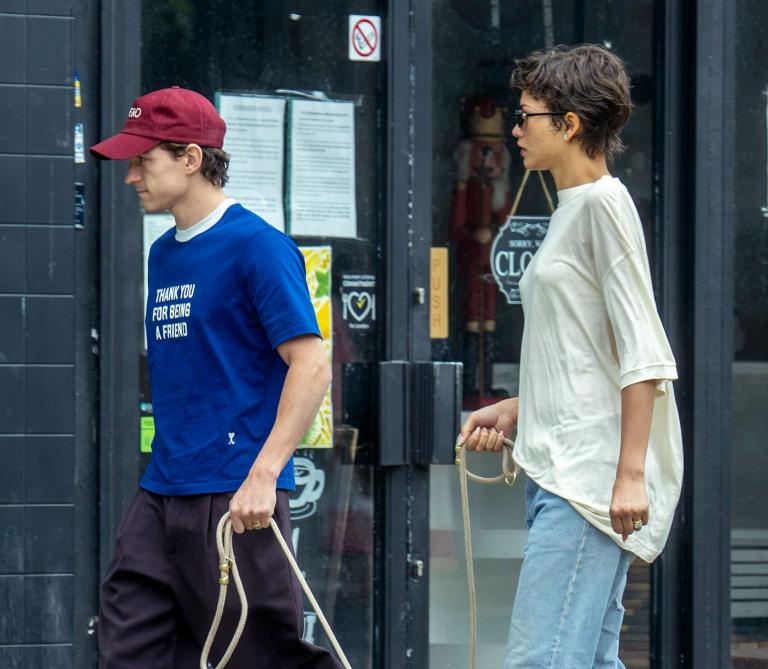 Tom Holland được nhìn thấy công khai đeo nhẫn ở ngón áp út tay trái, trong khi Zendaya cũng đeo một chiếc nhẫn vàng tương tự và cả chiếc nhẫn đính hôn kim cương 5 carat nổi tiếng mà Tom Holland từng cầu hôn cô.. Ảnh: BACKGRID.