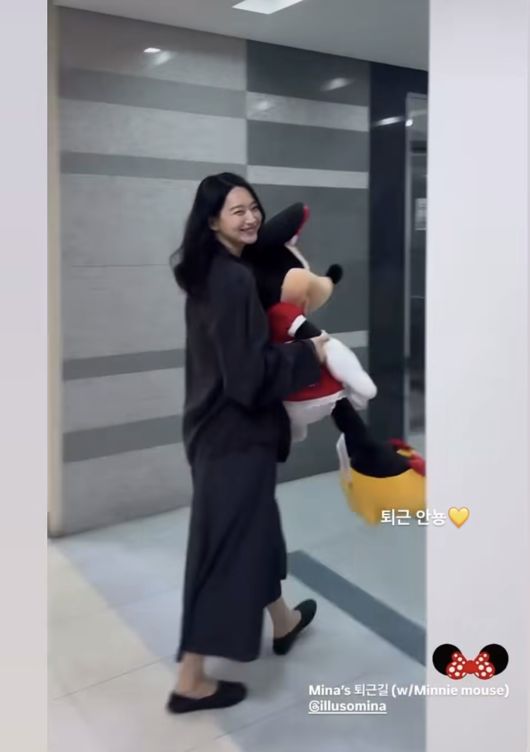 Netizen mê mẩn trước nụ cười ngọt ngào, rạng rỡ của Shin Min Ah ở tuổi 42. Ảnh: Naver