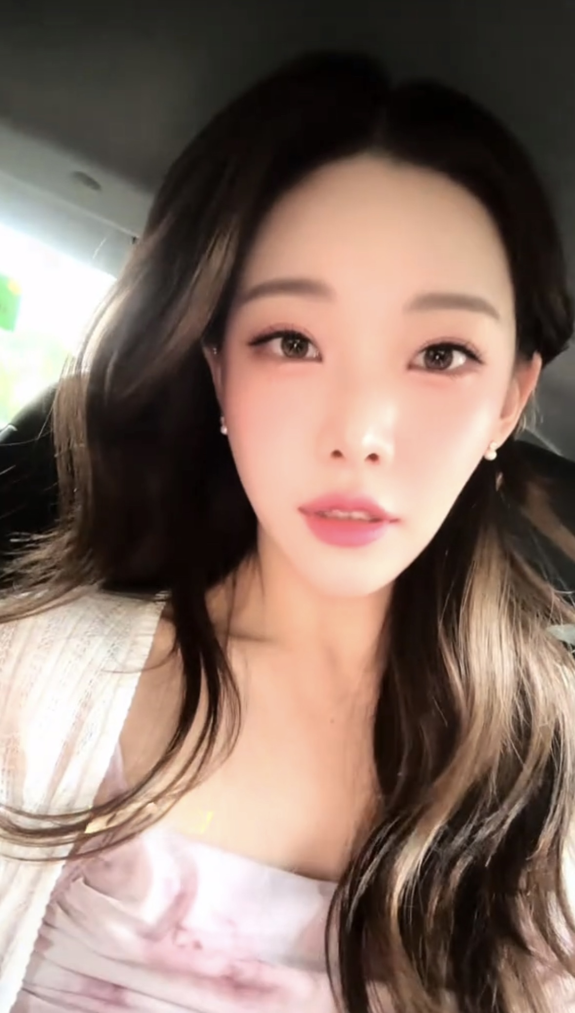Visual xinh xắn của Han trên các clip.