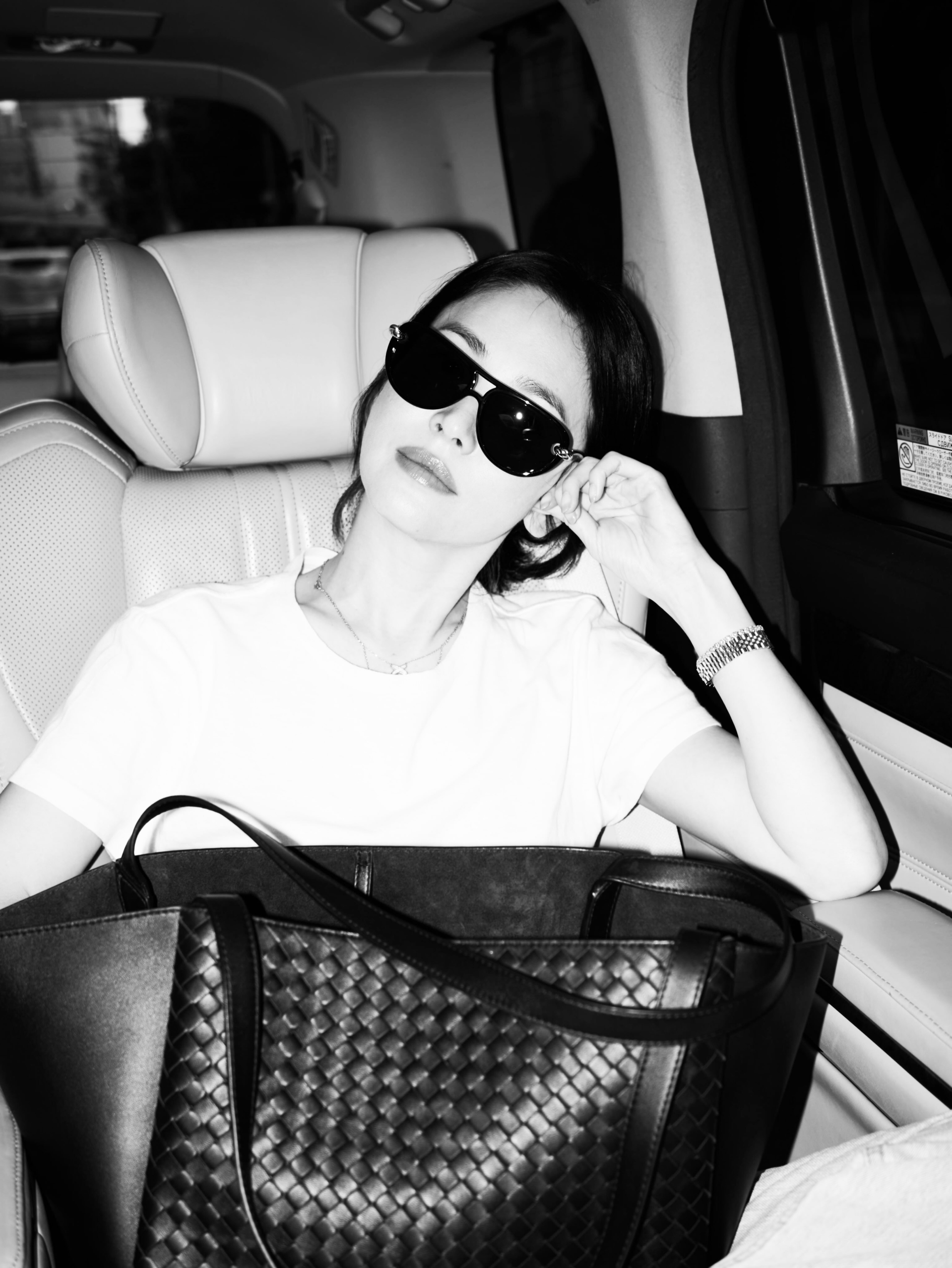 Nước ảnh đen trắng chẳng thể làm lu mờ visual của nữ minh tinh The Glory, thậm chí còn giúp cô tạo ra thêm 1 bức hình đầy tính nghệ thuật. Thoạt nhìn, không ai nghĩ đây vốn chỉ là tấm ảnh ghi lại khoảnh khắc đời thường của mỹ nhân sinh năm 1981. Ảnh: IGNV
