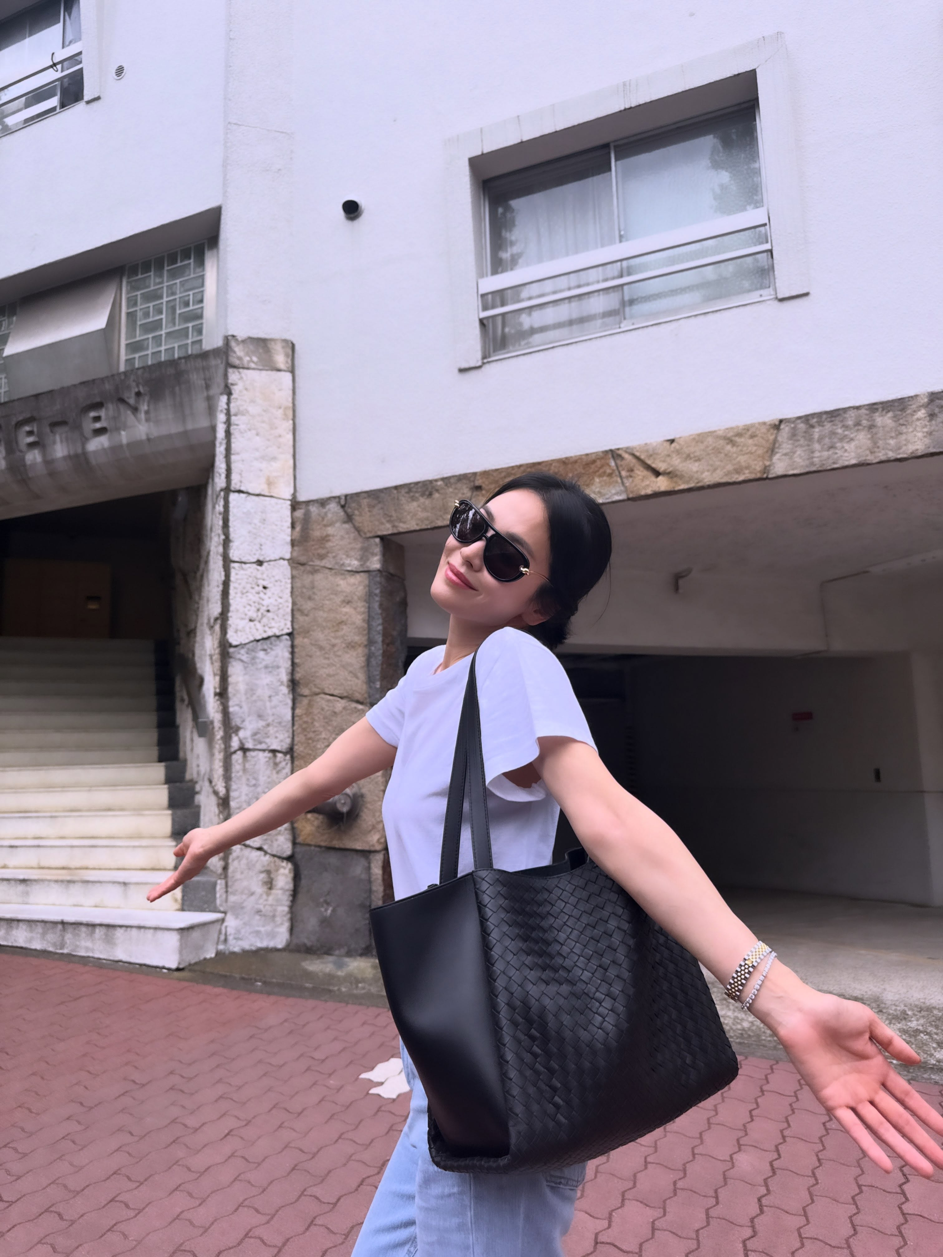 Song Hye Kyo gây sốt khi chia sẻ loạt ảnh đời thường trẻ trung, ngập tràn sức sống ở tuổi 45 lên trang cá nhân. Ảnh: IGNV
