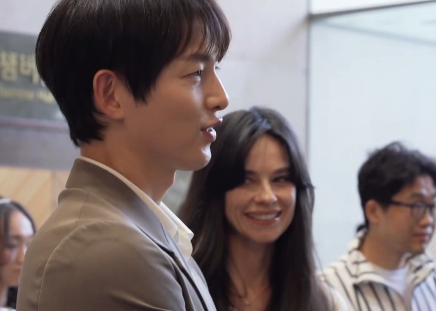 Cựu diễn viên người Anh say sưa ngắm nhìn người bạn đời điển trai. Ảnh: X
