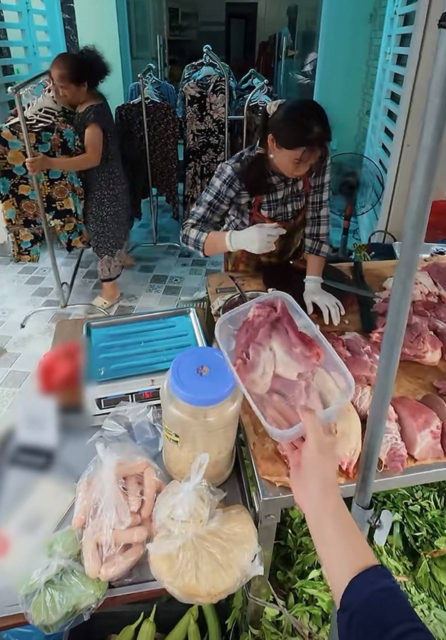 Anh mua khoảng nửa cân thịt ba chỉ với giá 80.000 đồng.