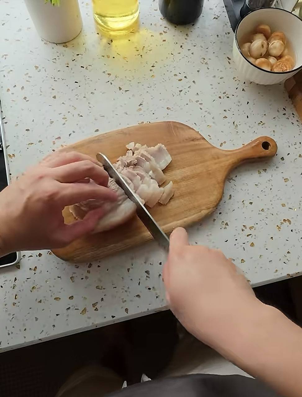 Thịt ba chỉ được Huy luộc cùng chút muối và hành khô