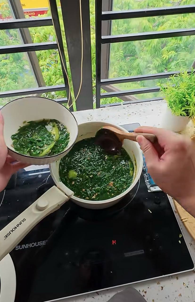 Nồi canh cua có màu sắc hấp dẫn