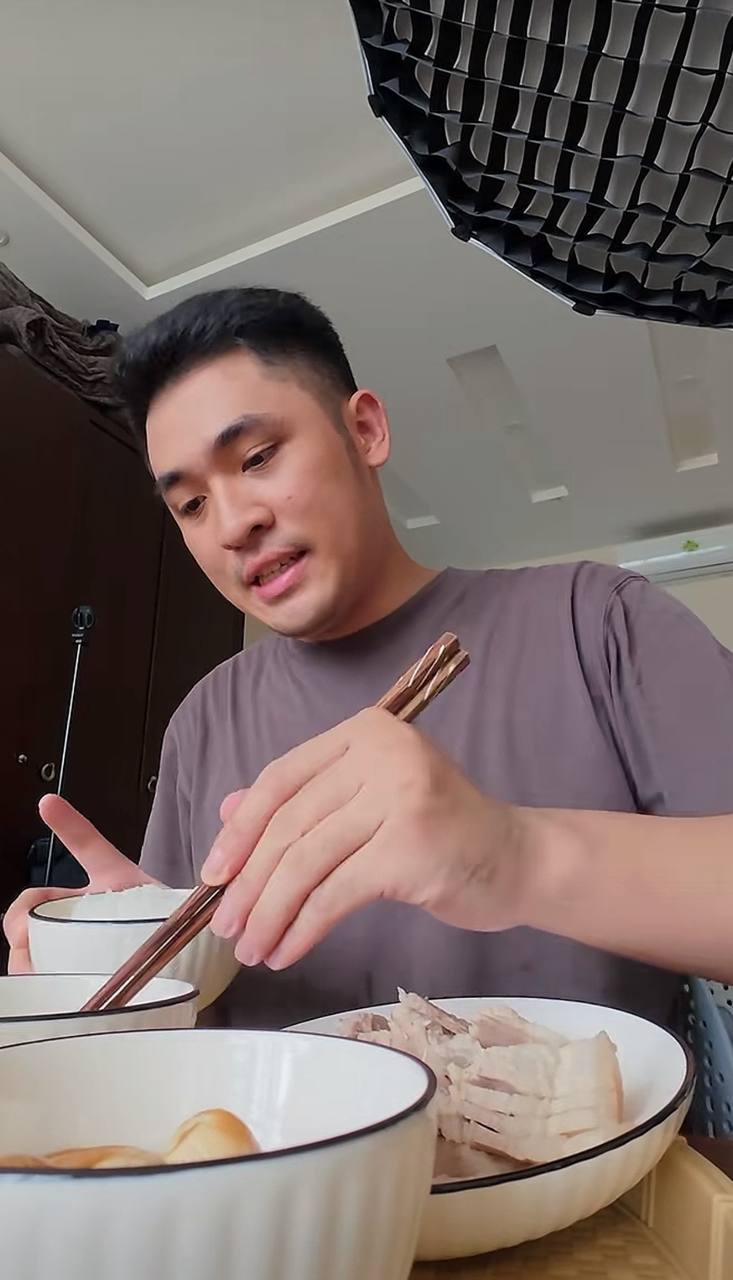 Mâm cơm mùa hè đơn giản nhưng ngon miệng của Tiến Huy
