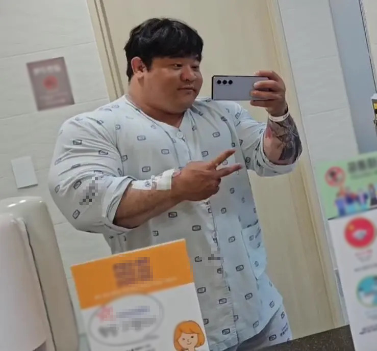 Hình ảnh Park Seung Hyun suy kiệt trong phòng bệnh nhưng vẫn cố gắng tập luyện thể hình (Hiện video đã được người nhà gỡ khỏi mọi nền tảng, đây là ảnh chụp màn hình video trước đó)