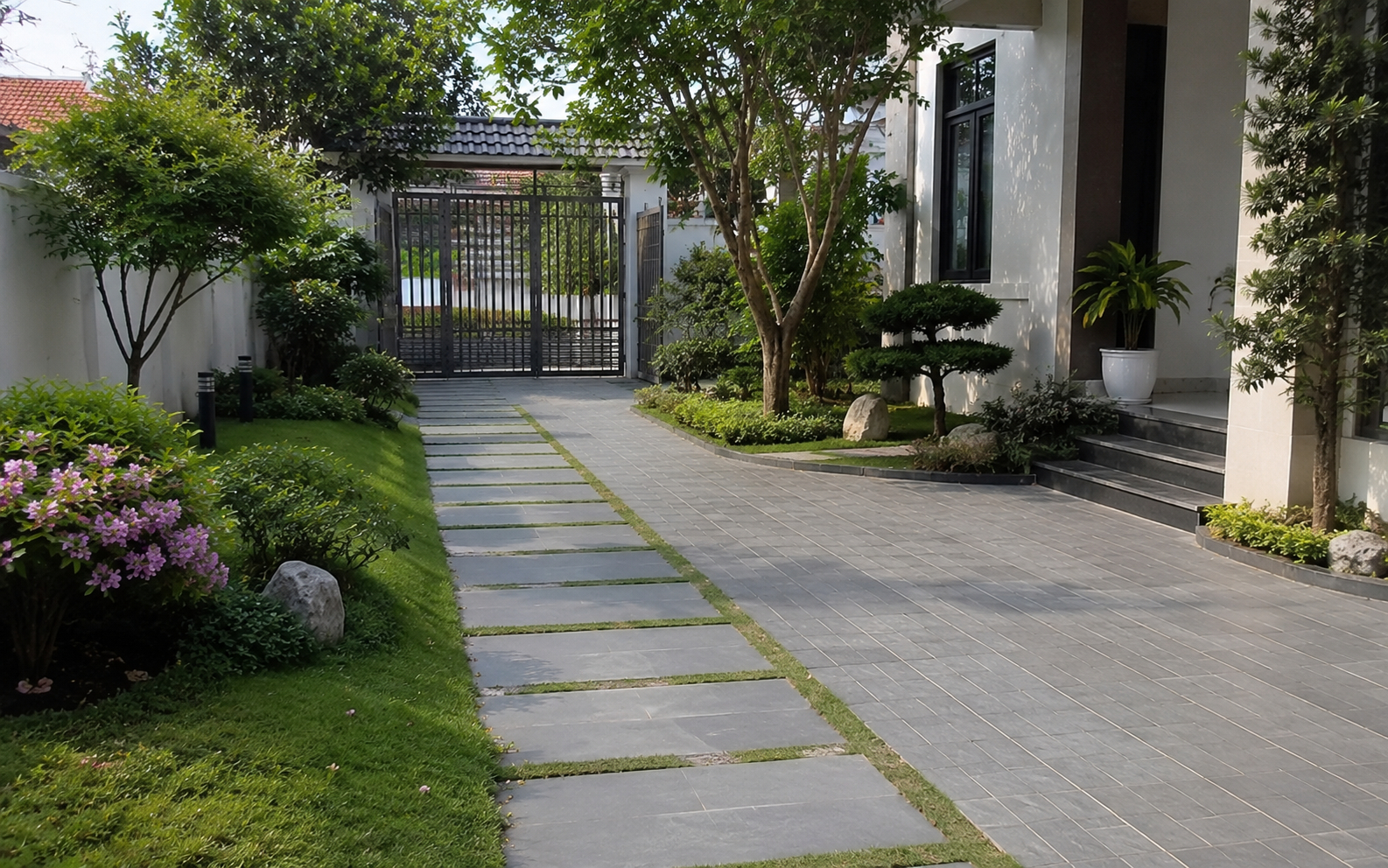 Vì sao ngày càng nhiều gia đình không còn lát kín sân bằng gạch? 2 cách làm vừa mát vừa thoát nước tốt đang dần trở thành xu hướng mới