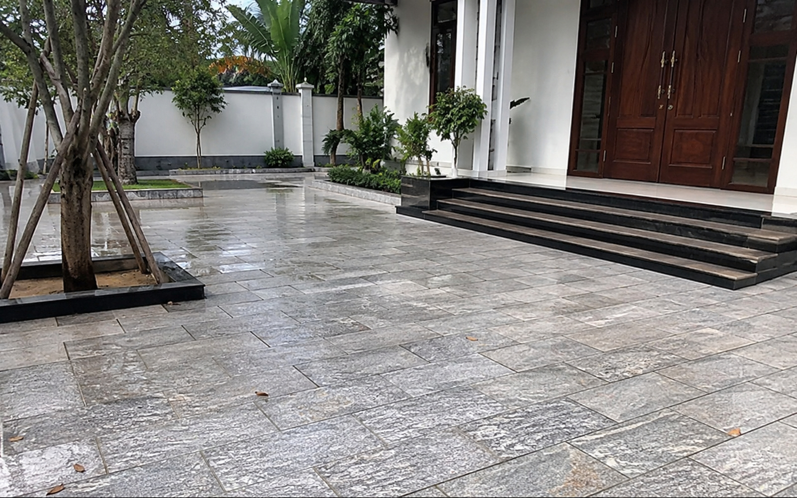 Vì sao ngày càng nhiều gia đình không còn lát kín sân bằng gạch? 2 cách làm vừa mát vừa thoát nước tốt đang dần trở thành xu hướng mới