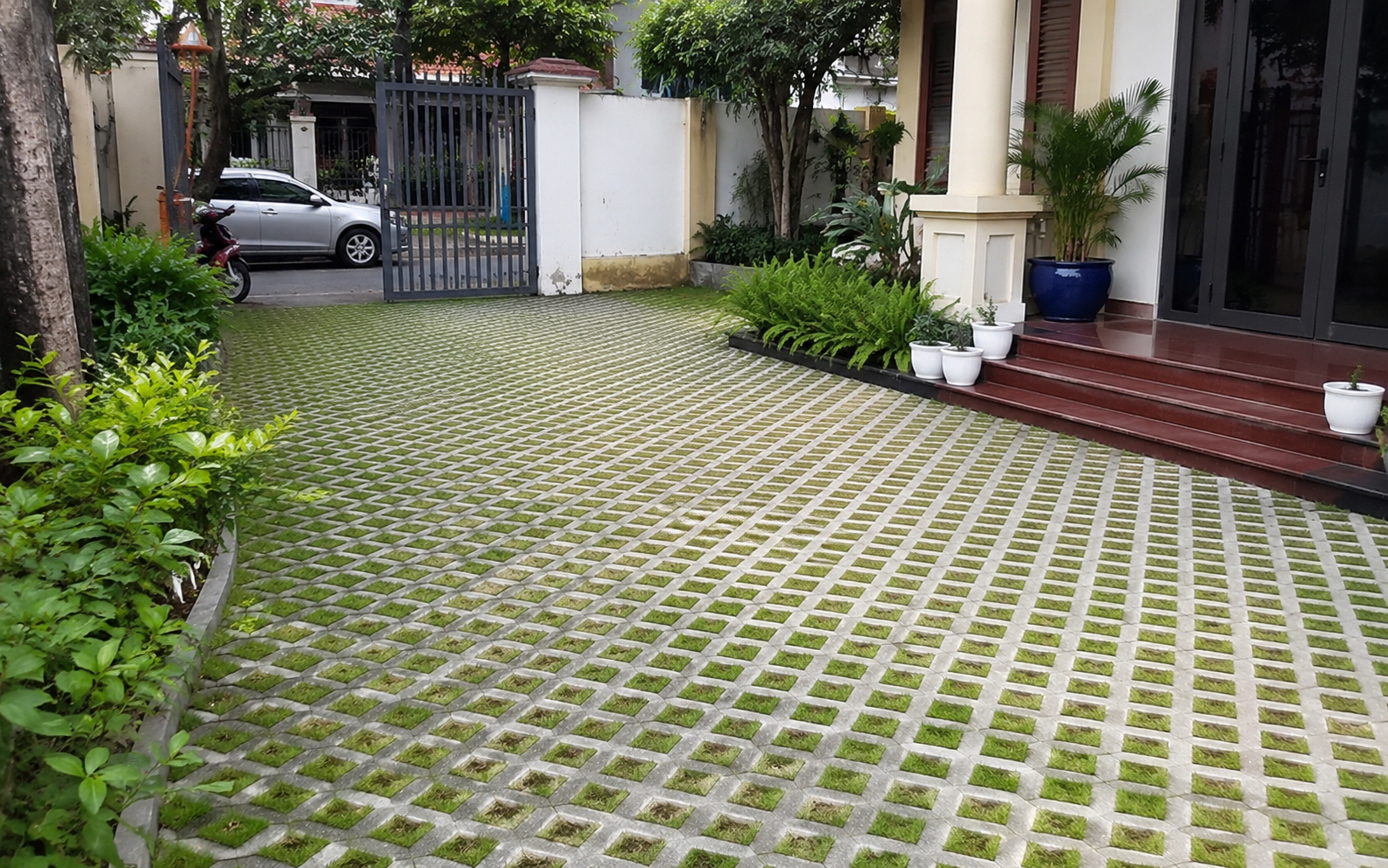 Vì sao ngày càng nhiều gia đình không còn lát kín sân bằng gạch? 2 cách làm vừa mát vừa thoát nước tốt đang dần trở thành xu hướng mới