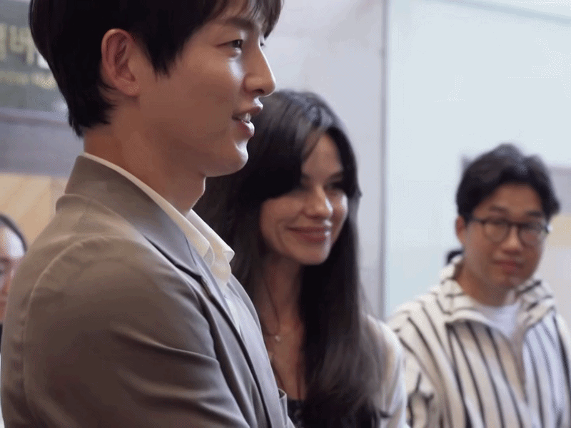 Song Joong Ki và vợ Tây xuất hiện rạng rỡ bên nhau trong buổi hòa nhạc do Gaon Soloists tổ chức. Ảnh: X