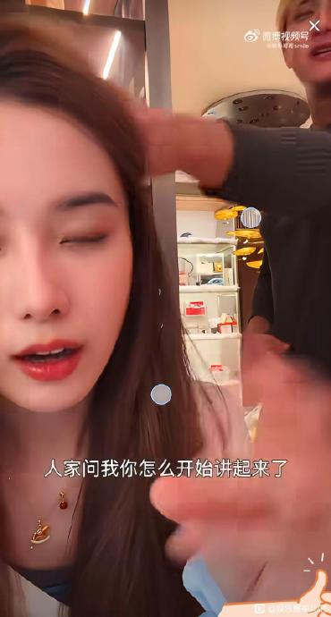 2 vợ chồng Hoàng Tử Thao thường đem phong cách cà khịa lẫn nhau vào những buổi livestream của họ. Ảnh: 163