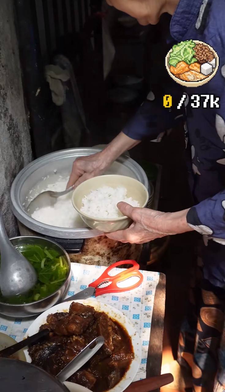 Quán “cơm đếm” gần 40 năm giữa phố Hòe Nhai: Cụ bà 82 tuổi vẫn tự đi chợ, nấu cơm mỗi ngày, bán một tô 18.000-25.000 đồng
