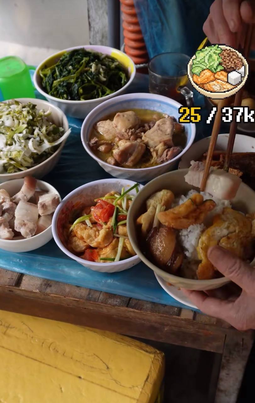 Quán “cơm đếm” gần 40 năm giữa phố Hòe Nhai: Cụ bà 82 tuổi vẫn tự đi chợ, nấu cơm mỗi ngày, bán một tô 18.000-25.000 đồng