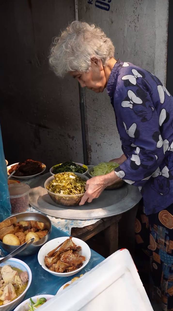 Giữa con phố Hoè Nhai sầm uất không chỉ có hàng chục quán bít tết mà còn có một quán cơm bình dân đã tồn tại gần 40 năm