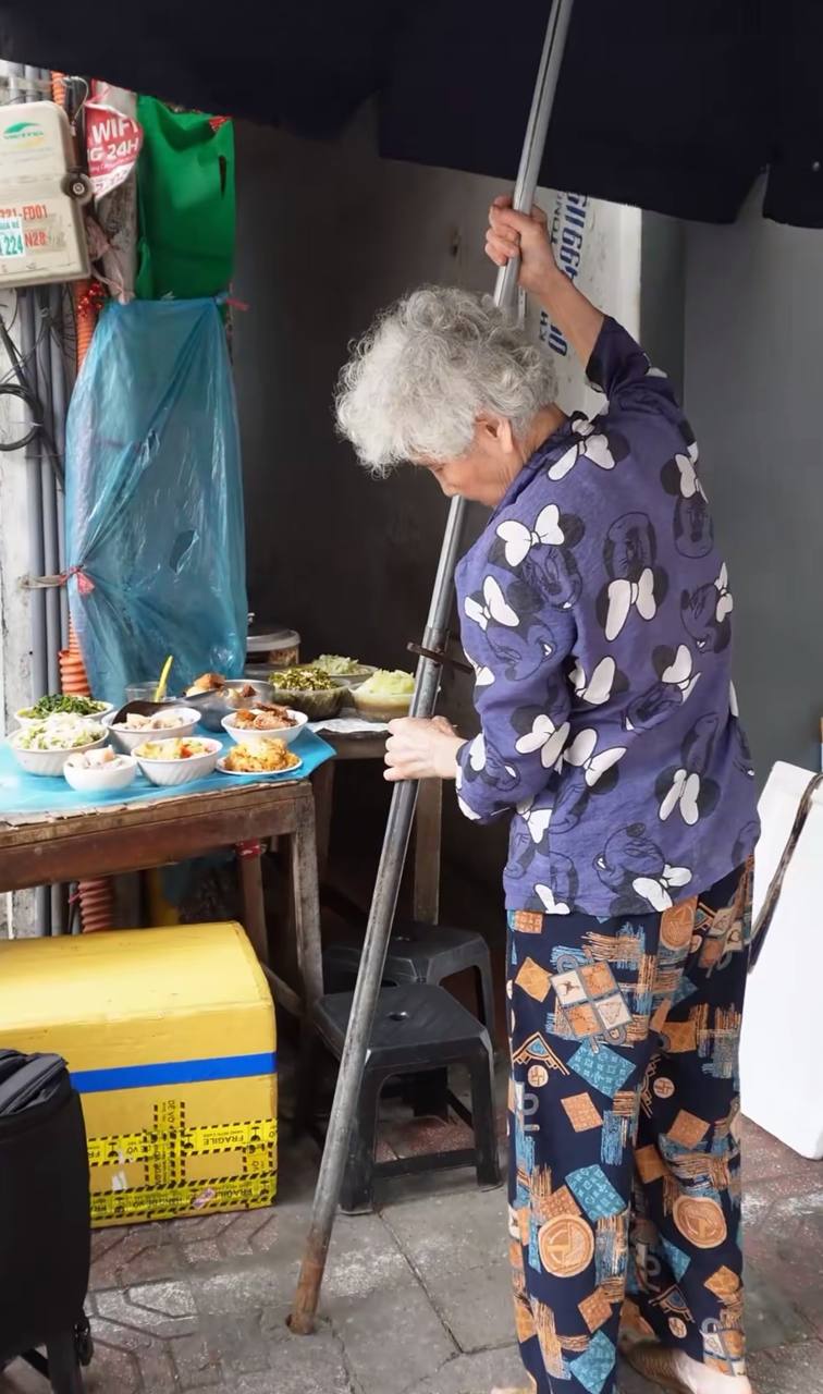 Đó là quán cơm của bà Đỗ Thị Hương (82 tuổi, phường Ba Đình, Hà Nội)