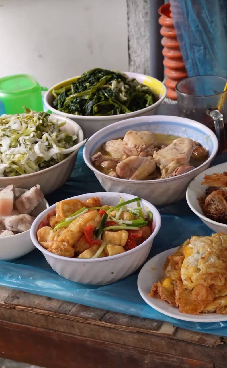 Quán “cơm đếm” gần 40 năm giữa phố Hòe Nhai: Cụ bà 82 tuổi vẫn tự đi chợ, nấu cơm mỗi ngày, bán một tô 18.000-25.000 đồng
