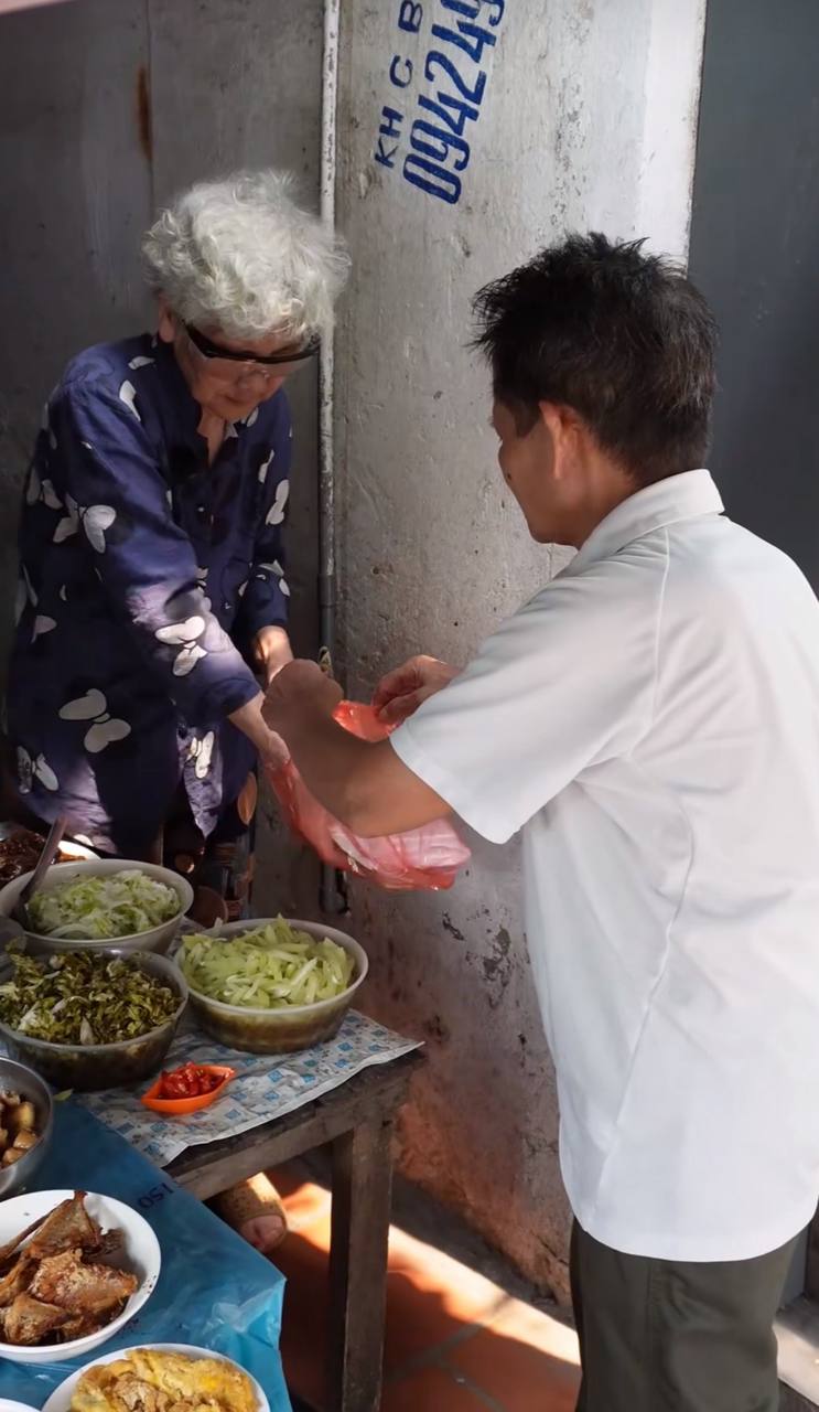 Quán cơm của bà Hương chủ yếu phục vụ khách quen, sinh viên, người lao động và những người sống quanh khu vực Hòe Nhai