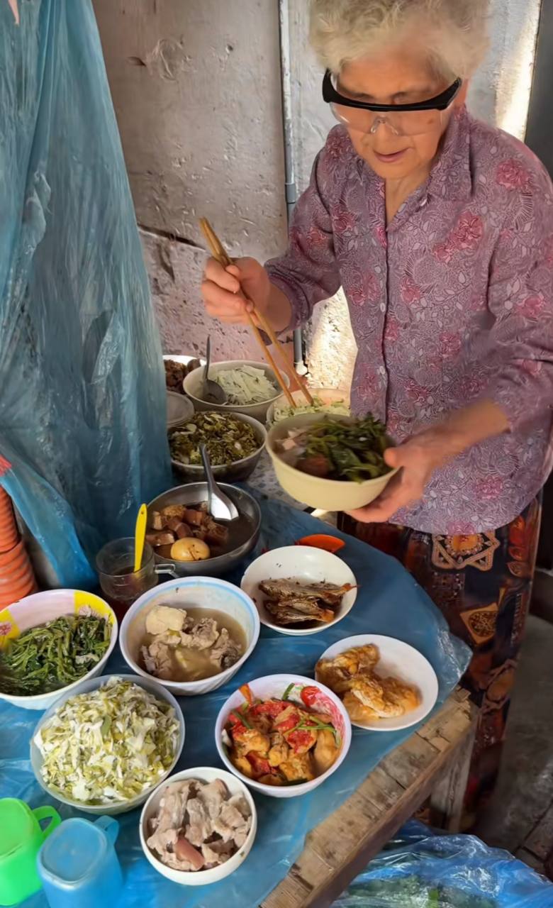 Quán có khoảng 15 món ăn quen thuộc như cá kho, thịt kho tàu, trứng rán, trứng kho, rau muống xào tỏi, rau bí, bắp cải xào, dưa muối, lạc rang muối, tép khô rang...