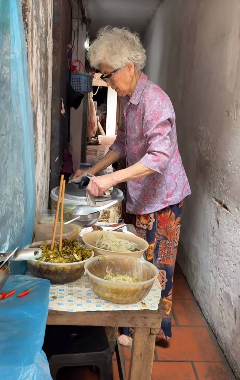 Quán “cơm đếm” gần 40 năm giữa phố Hòe Nhai: Cụ bà 82 tuổi vẫn tự đi chợ, nấu cơm mỗi ngày, bán một tô 18.000-25.000 đồng