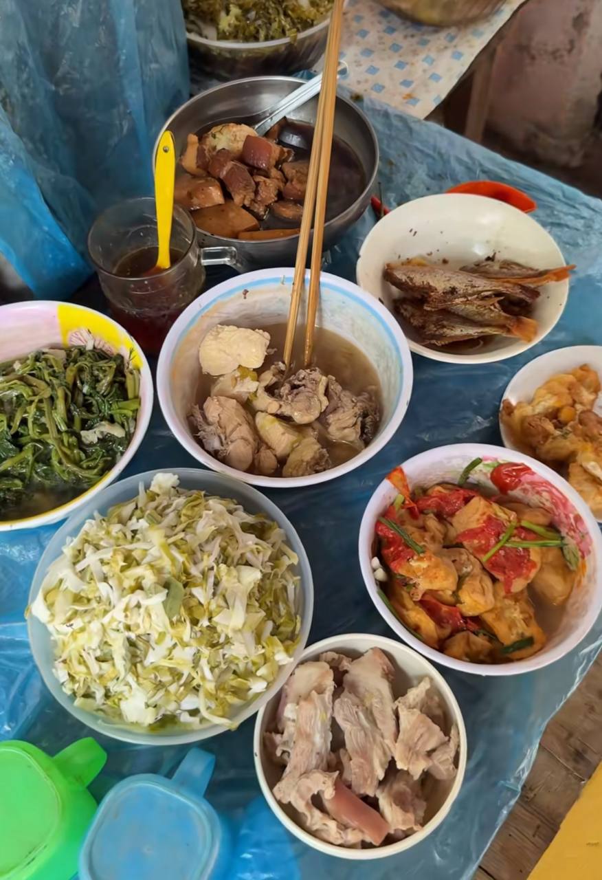Quán “cơm đếm” gần 40 năm giữa phố Hòe Nhai: Cụ bà 82 tuổi vẫn tự đi chợ, nấu cơm mỗi ngày, bán một tô 18.000-25.000 đồng