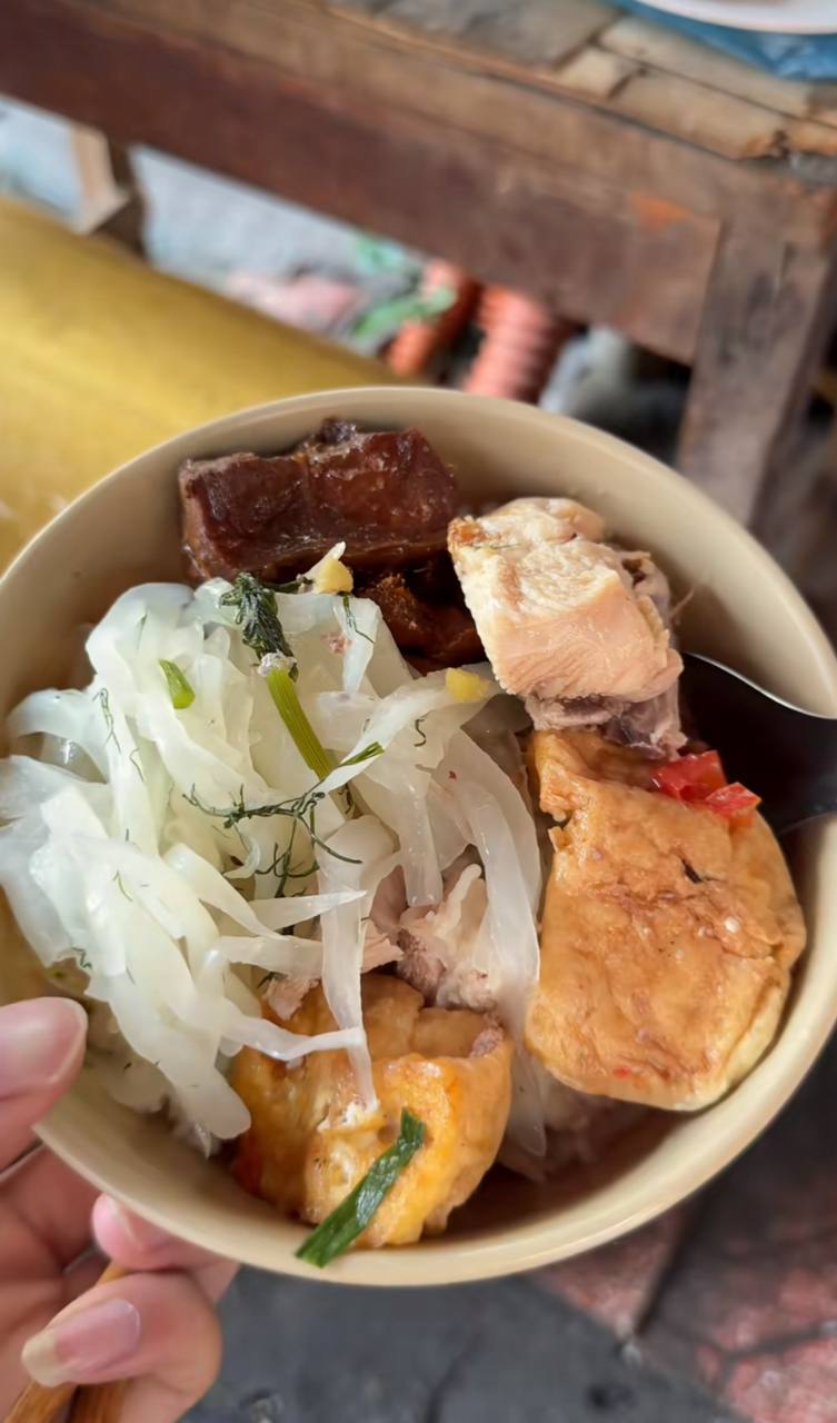 Quán “cơm đếm” gần 40 năm giữa phố Hòe Nhai: Cụ bà 82 tuổi vẫn tự đi chợ, nấu cơm mỗi ngày, bán một tô 18.000-25.000 đồng