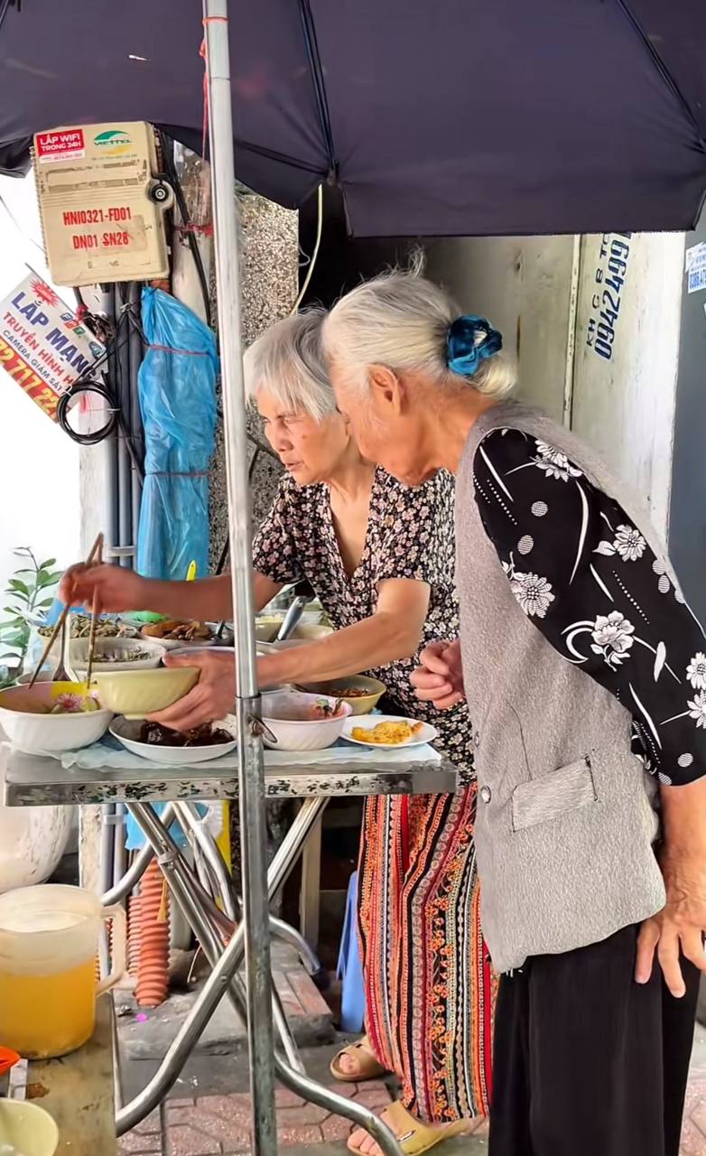 Quán “cơm đếm” gần 40 năm giữa phố Hòe Nhai: Cụ bà 82 tuổi vẫn tự đi chợ, nấu cơm mỗi ngày, bán một tô 18.000-25.000 đồng