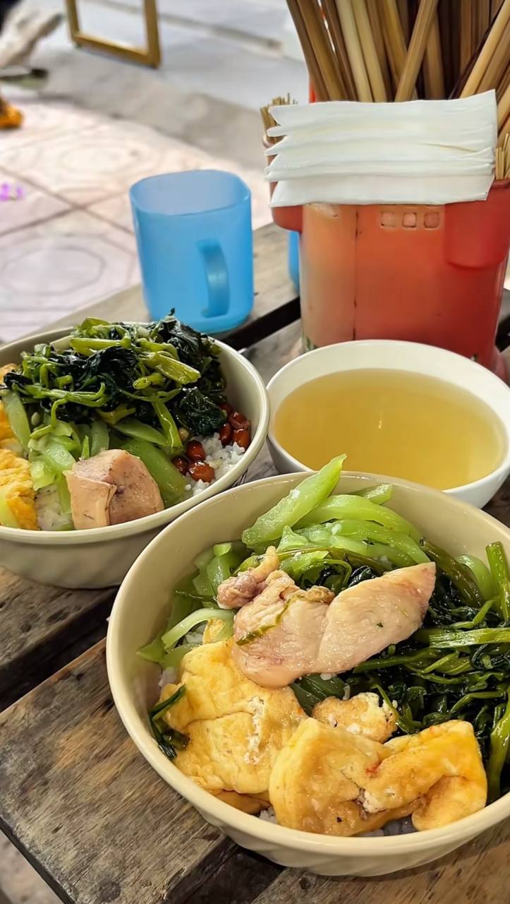 Quán “cơm đếm” gần 40 năm giữa phố Hòe Nhai: Cụ bà 82 tuổi vẫn tự đi chợ, nấu cơm mỗi ngày, bán một tô 18.000-25.000 đồng