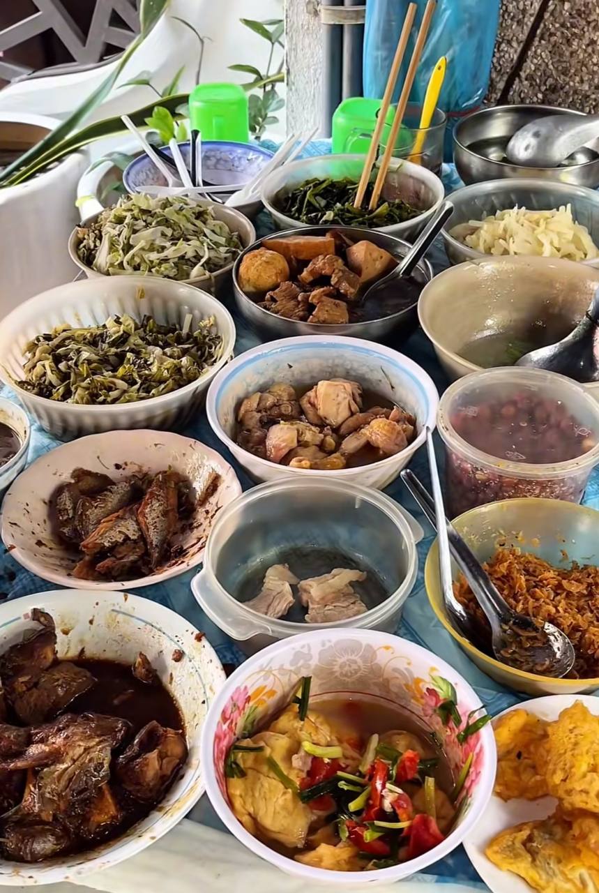 Quán “cơm đếm” gần 40 năm giữa phố Hòe Nhai: Cụ bà 82 tuổi vẫn tự đi chợ, nấu cơm mỗi ngày, bán một tô 18.000-25.000 đồng