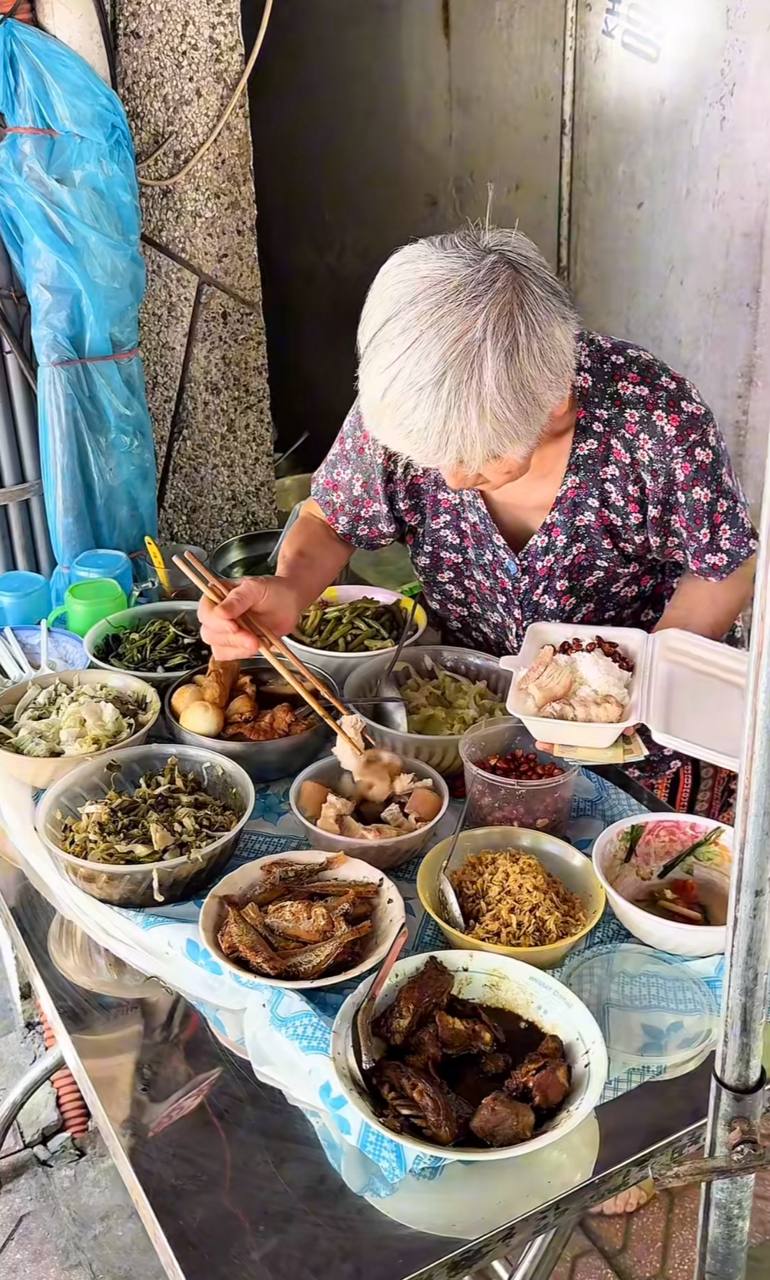 Quán “cơm đếm” gần 40 năm giữa phố Hòe Nhai: Cụ bà 82 tuổi vẫn tự đi chợ, nấu cơm mỗi ngày, bán một tô 18.000-25.000 đồng