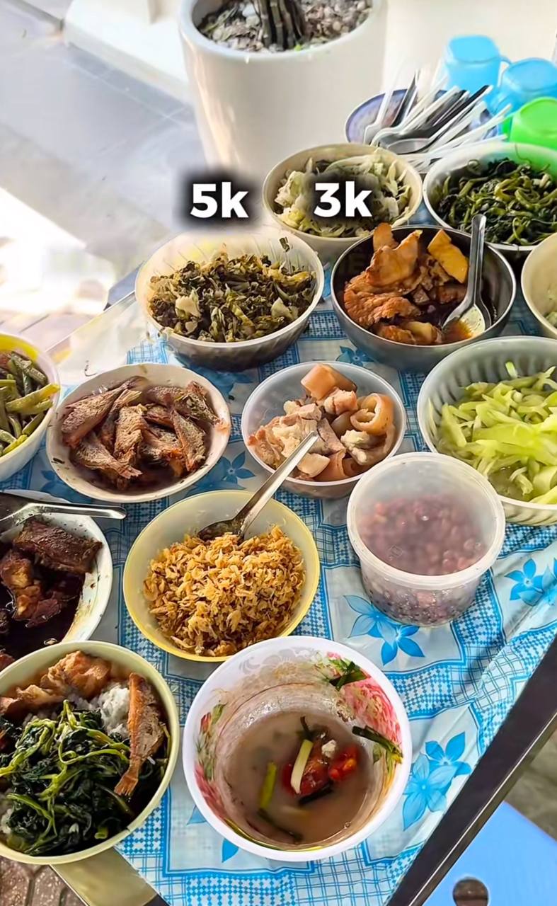 Quán “cơm đếm” gần 40 năm giữa phố Hòe Nhai: Cụ bà 82 tuổi vẫn tự đi chợ, nấu cơm mỗi ngày, bán một tô 18.000-25.000 đồng