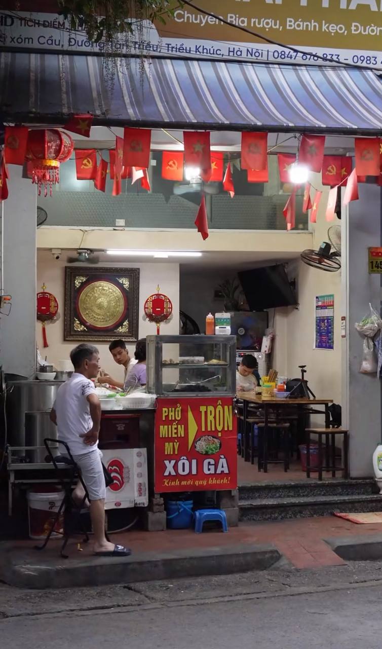Tại số 145 Tân Triều (Hà Nội) có một quán chuyên món phở chả, với điểm nhấn nằm ở những cuốn chả nướng thơm nức mùi lá xương sông. Ảnh: Sơn Nè