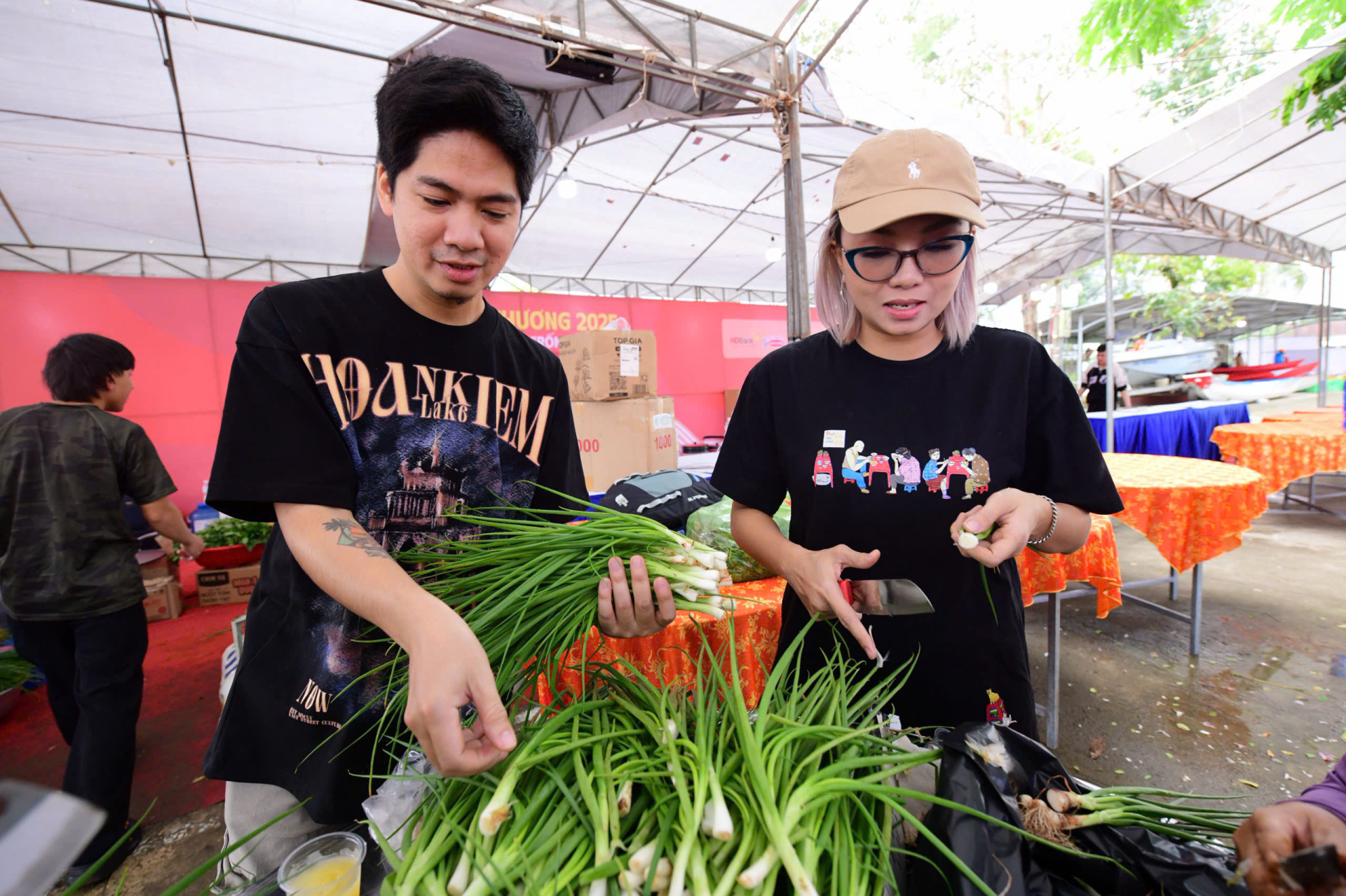 Hai vợ chồng cho biết hiện tại mỗi ngày vẫn đều đặn có mặt ở cửa hàng, trực tiếp làm việc. Ảnh: NVCC.