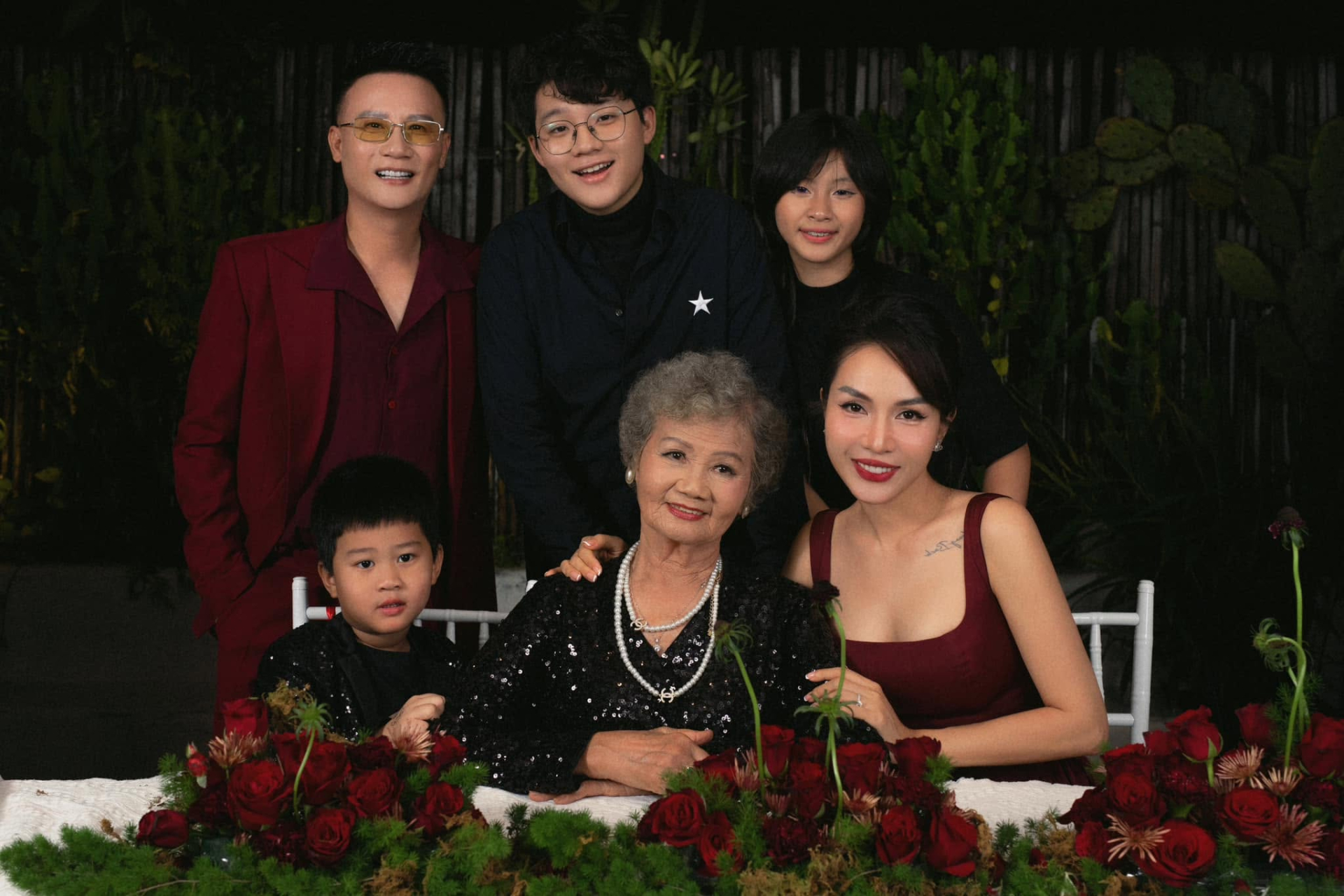 Gia đình 3 thế hệ sống chung đáng ngưỡng mộ của ca sĩ Hoàng Bách