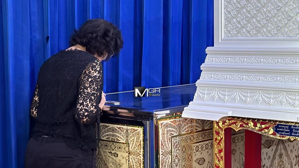 Bà nghẹn ngào nhìn linh cữu của con trai. Ảnh: Mgronline.