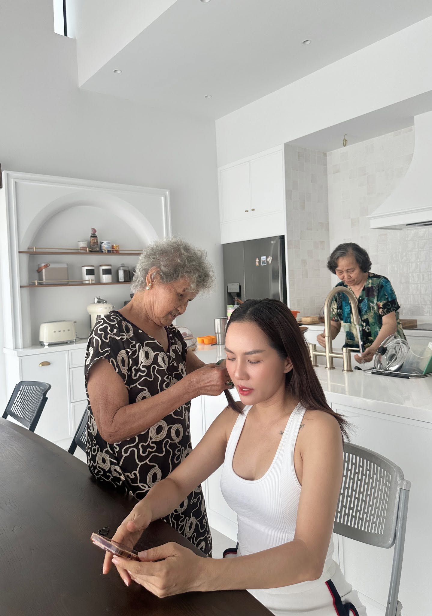 Mẹ chồng và Thanh Thảo rất thân thiết, bà còn thường làm đẹp cho con dâu