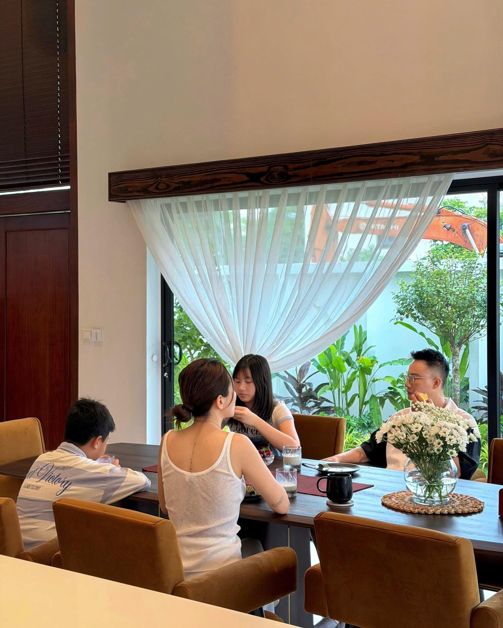 Bên trong biệt thự 500m2 như khu nghỉ dưỡng của nam ca sĩ quê Ninh Bình lấy vợ miền Tây, 3 thế hệ cùng chung sống