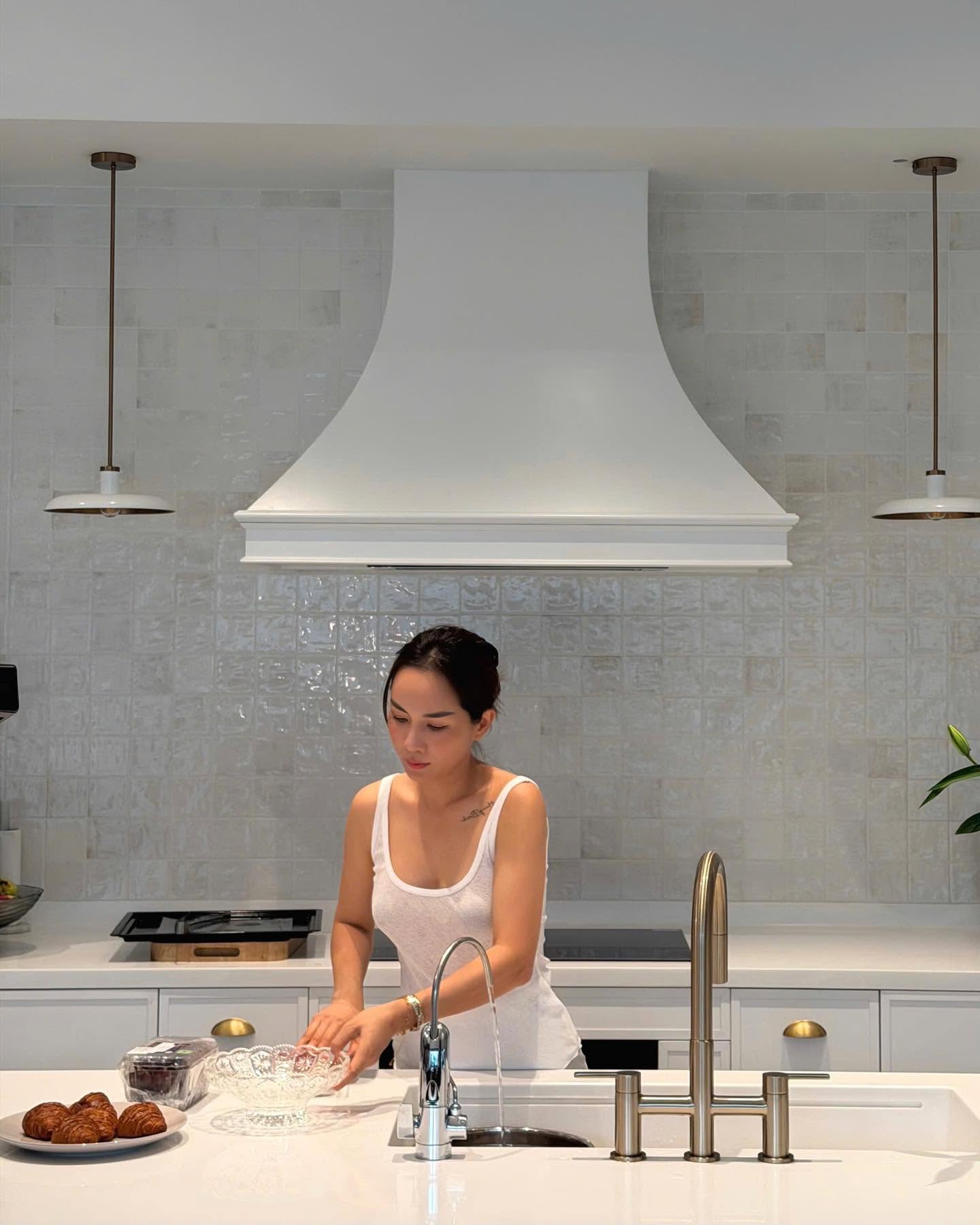Bên trong biệt thự 500m2 như khu nghỉ dưỡng của nam ca sĩ quê Ninh Bình lấy vợ miền Tây, 3 thế hệ cùng chung sống